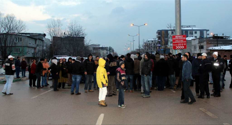 Üst geçit isteyen halk, yol kapattı