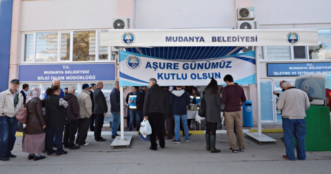 Mudanya'da aşure kazanı kaynamaya başladı