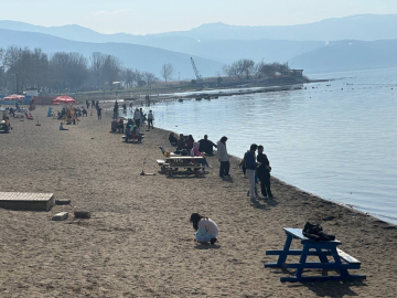 Bursa'da kış soğuğuna aldırmadan İznik Gölü’ne girdiler  