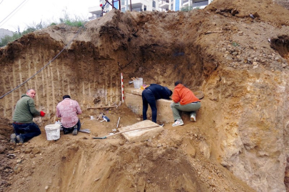 Mudanya'da pazaryeri inşaatından lahit çıktı