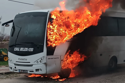 25 öğrencinin bulunduğu servis midibüsünde yangın