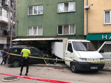 Bursa'da feci kaza: Kamyonet ile bina arasında sıkışan yurttaş hayatını kaybetti