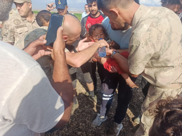 Akşam kaybolan 2,5 yaşındaki çocuk, sabah biber tarlasında uyurken bulundu  