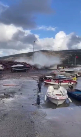 İzmir'de kuvvetli fırtınada dalgaların yükselmesi sonucu 4 kişi denize düştü