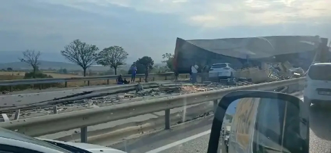 Bursa'da kaza yapan tırdan yola saçılan malzemeler yolu kapattı