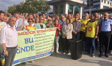 Bursa'da müdür yardımcısının kapısını kıran kindar müdür protesto edildi