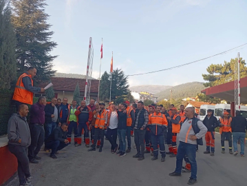 Türk-İş Bursa'da örgütlü olduğu iş yerlerinde eylem yaptı: Enflasyonun sebebi işçi ücretleri değildir