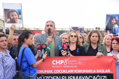 CHP Bursa İl Kadın Kolları katledilen kadınlar için Kent Meydanı’nda eylem yaptı