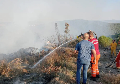 Yenişehir'de ormanlık alanda çıkan yangına havadan ve karadan müdahale edildi