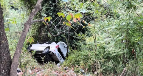 Bursa'da bir sürücü el frenini çekmeyi unutunca otomobil uçurumdan uçtu