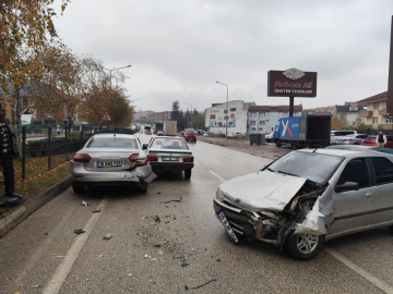 Bursa'da zincirleme kazada 1’i bebek 3 kişi yaralandı