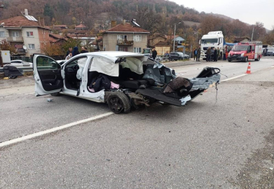 Trafik kazasında Bursalı öğretmen ve 3 yaşındaki  kızı hayatını kaybetti