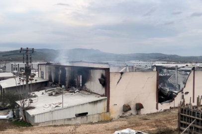 Bursa'da yanan mobilya fabrikasındaki hasar günün ilk ışıklarıyla ortaya çıktı