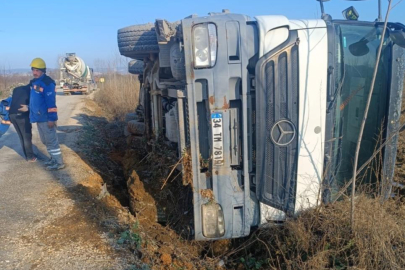 Bursa'da kontrolden çıkan beton mikseri devrildi sürücüsü yaralandı